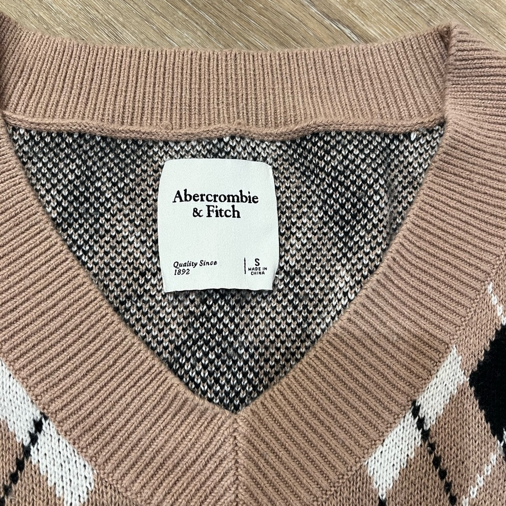 Abercrombie & Fitch Argyle V-Neck Sweater Vest - Beige and Black - Picture 3 of 4